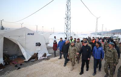 Millî Savunma Bakanı Hulusi Akar  ve Sağlık Bakanı Fahrettin Koca Antakya ve Altınözü’ndeki Çalışmaları İnceledi, Vatandaşlarla Bir Araya Geldi